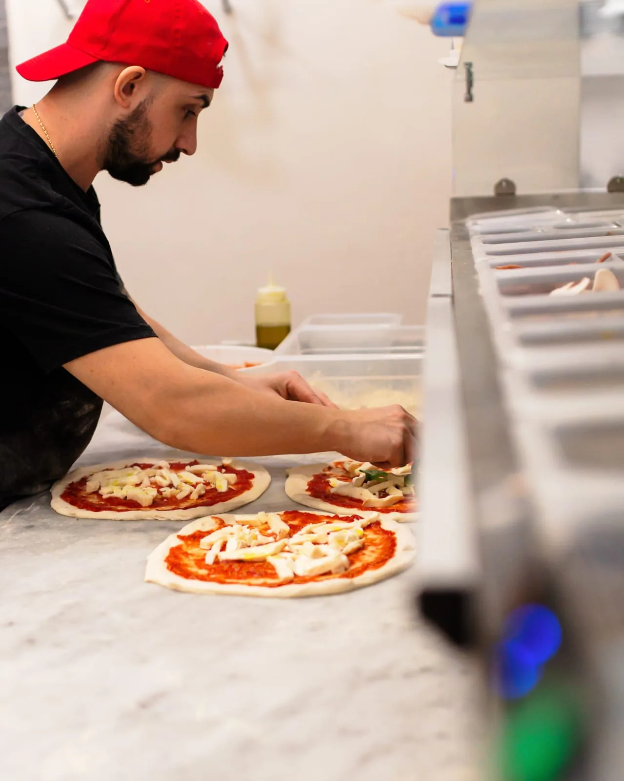 Davide prepara le pizze al banco de Il Cornicello
