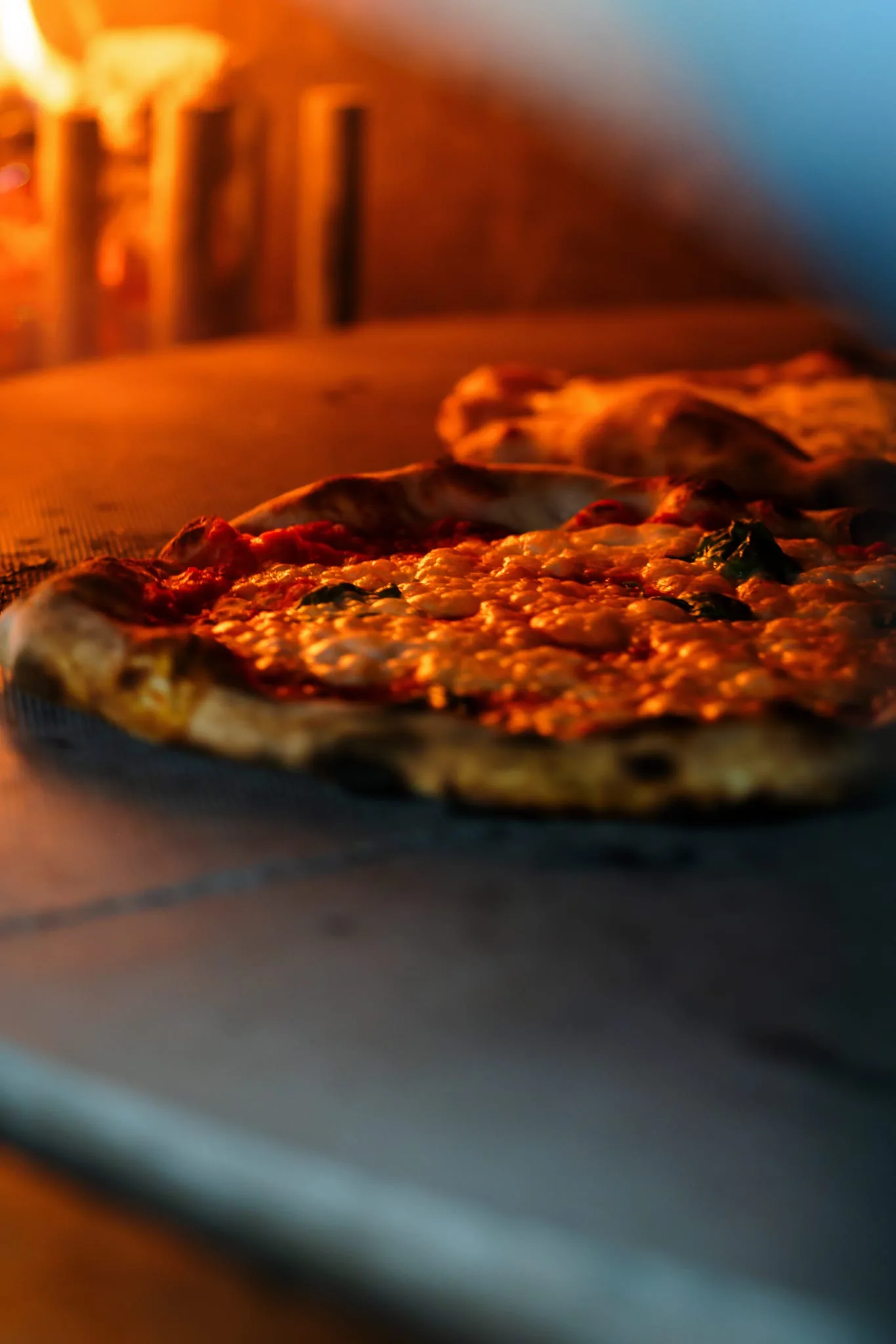 Pizza in forno con fiamma viva
