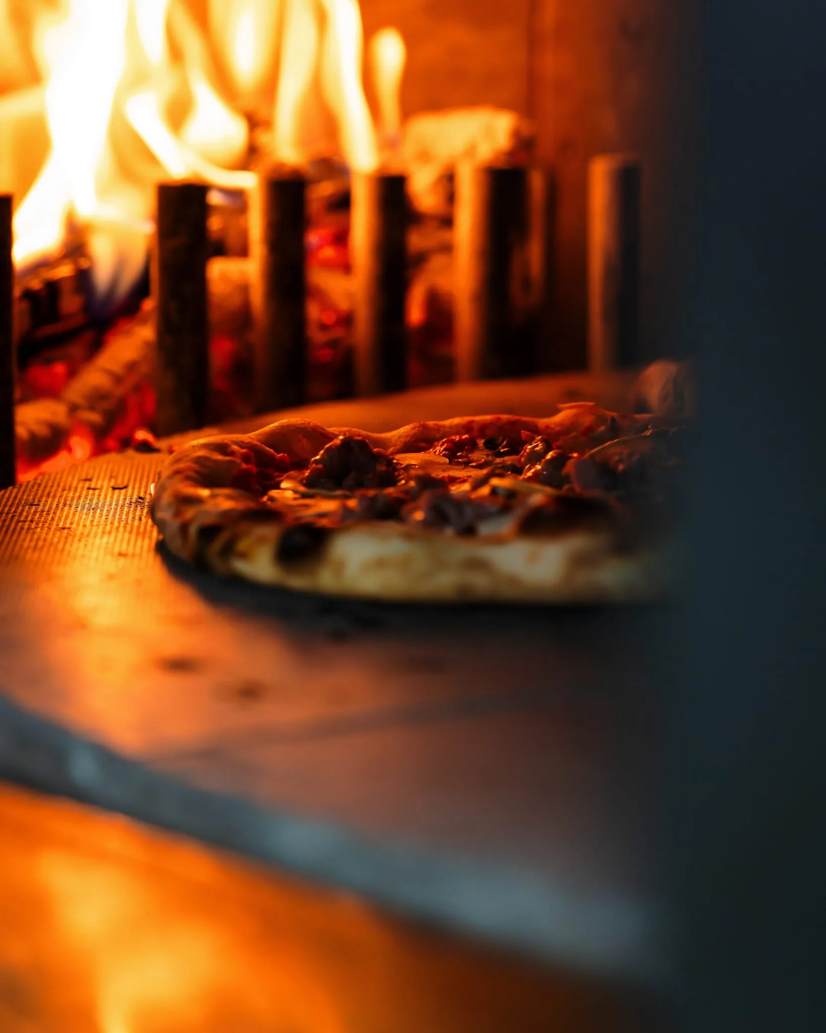 Pizza servita al tavolo pronta da condividere