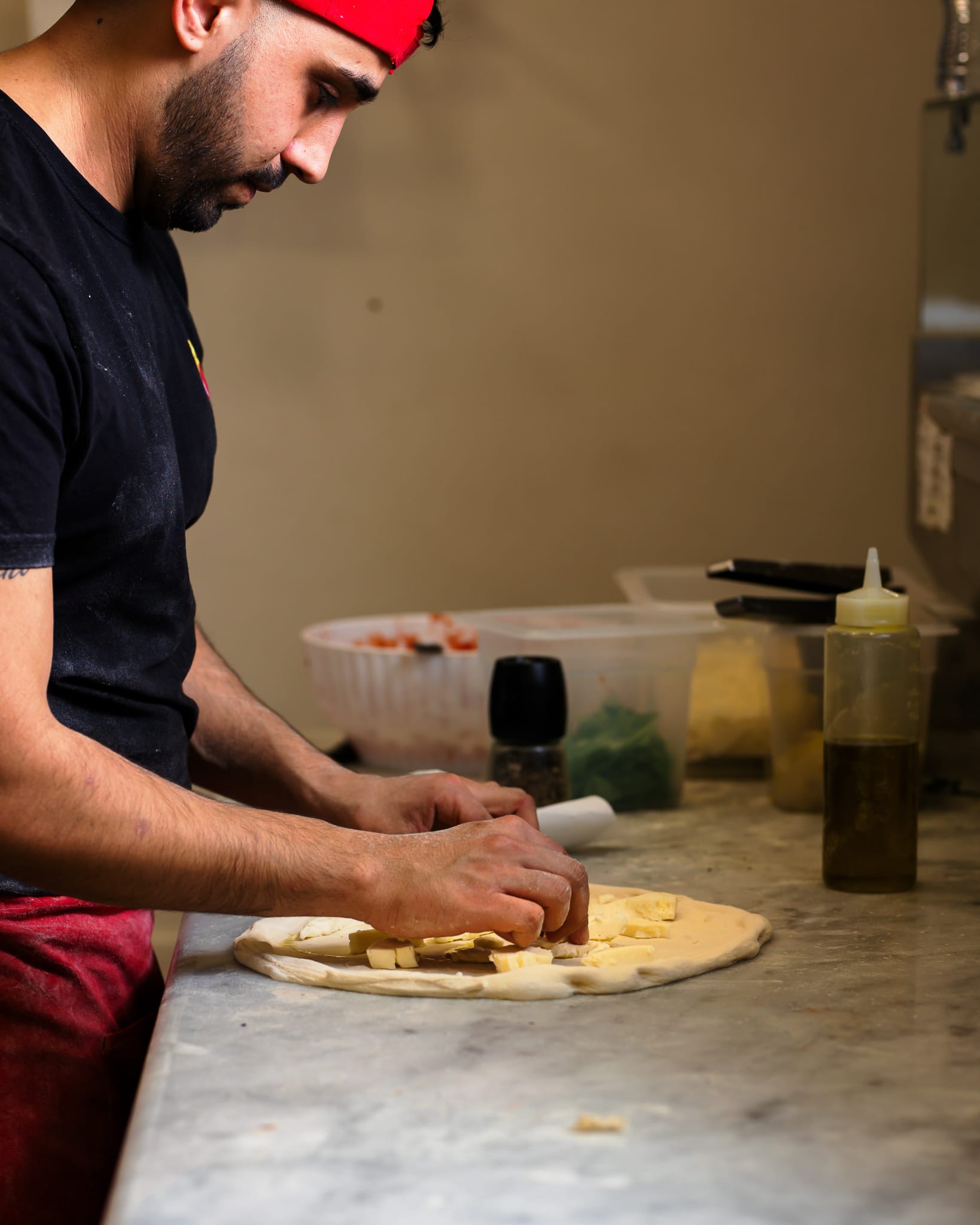 Pizzaiolo de Il Cornicello mentre prepara una pizza al banco